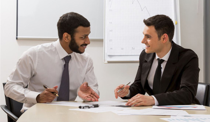 Two men engaged in a coaching session, representing the personalised mentoring provided in the six-month intensive course for sales and negotiation professionals